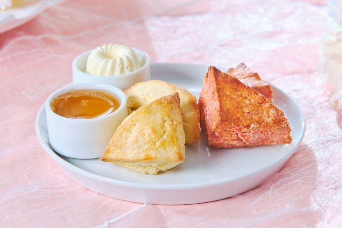 ザ ストリングス 博多「初夏のいちごと抹茶アフタヌーンティー」スコーンイメージ