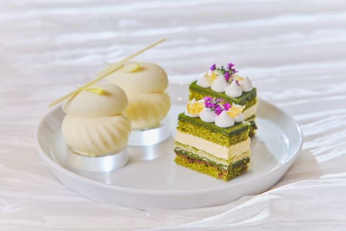 ザ ストリングス 博多「初夏のいちごと抹茶アフタヌーンティー」抹茶のジュレとホワイトチョコライムムース、抹茶とレモンのオペラ