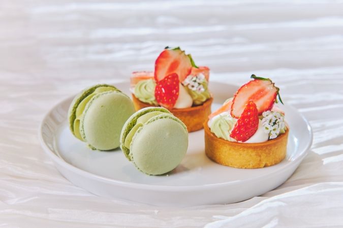 ザ ストリングス 博多「初夏のいちごと抹茶アフタヌーンティー」抹茶のマカロン、いちごと抹茶のタルト