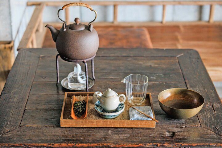 京都・鴨川の四季をのぞむ「池半分室」で、自分で淹れるお茶に心ほどけるひととき