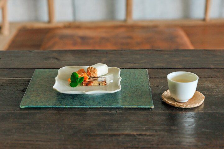 京都・鴨川の四季をのぞむ「池半分室」で、自分で淹れるお茶に心ほどけるひととき