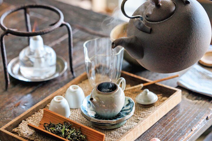 京都・鴨川の四季をのぞむ「池半分室」で、自分で淹れるお茶に心ほどけるひととき