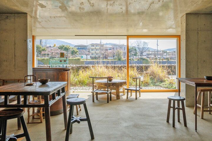 京都・鴨川の四季をのぞむ「池半分室」で、自分で淹れるお茶に心ほどけるひととき