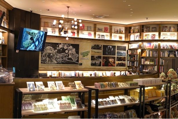 店内には「スター・ウォーズ」関連グッズもたくさん揃う「SHIBUYA TSUTAYA COLLABORATION CAFÉ inspired by スター・ウォーズ／マンダロリアン・アンド・グローグー」が開催！