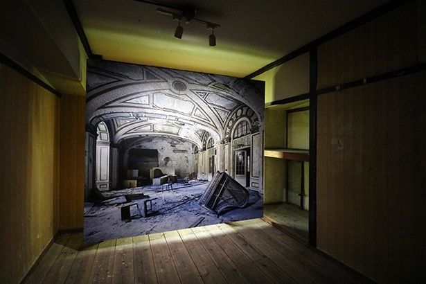 2、3階の和室では、床や壁、天井にふれない浮遊感のある展示壁を設け、既存の空間と作品を切り離すことで、たがいに干渉せず、共存する空間構成を目指している (C)Yves Marchand & Romain Meffre