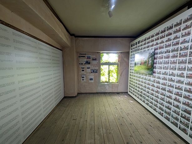 3階奥の部屋には、AI生成の際のプロンプトと完成までに生み出された画像が展示されている。向かって左の壁がプロンプトで、右がそれによって生み出された試作の数々。右側に大きく掲示してあるのが完成品 (C)Yves Marchand & Romain Meffre