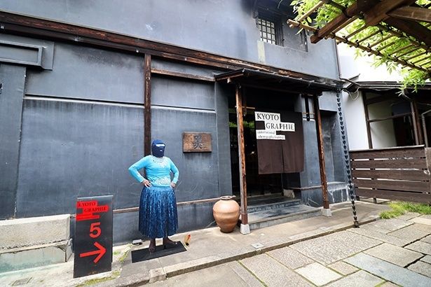 母屋の奥にある黒蔵では、KG＋SELECT Award 2025 Winner、フェデリコ・エストルの写真プロジェクト「シャイン・ヒーローズ」を展示 (C)Federico Estol
