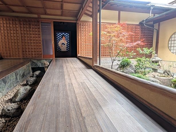 通常非公開。約280年続く帯匠の美意識が感じられる京町屋の雰囲気とともに、作品を鑑賞できる (C) Thandiwe Muriu, Courtesy 193 Gallery
