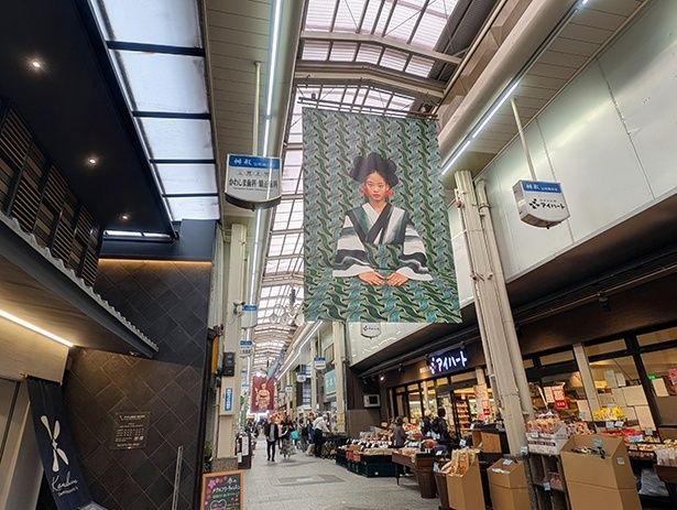 出町桝形商店街には、新作「一如(Ichinyo)」が展示されている (C) Thandiwe Muriu, Courtesy 193 Gallery