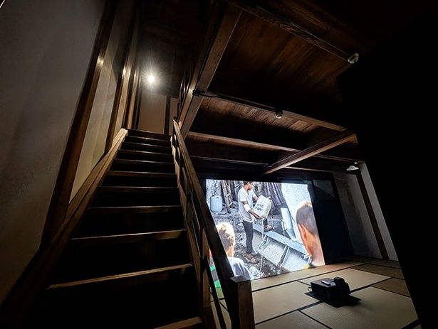 1階と2階に映像作品がある (C)Fatma Hassona