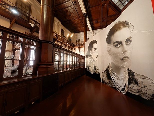 作品と空間の共演も見どころ (C)Linder, Courtesy of the artist and Modern Art, London