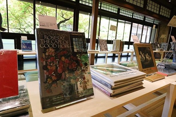 時系列順に並ぶ展示では、政治的緊張に包まれたアパルトヘイト政策下(1948－1994年)から現代までに芽生えた出版文化を感じることができる (C)A4 Arts Foundation