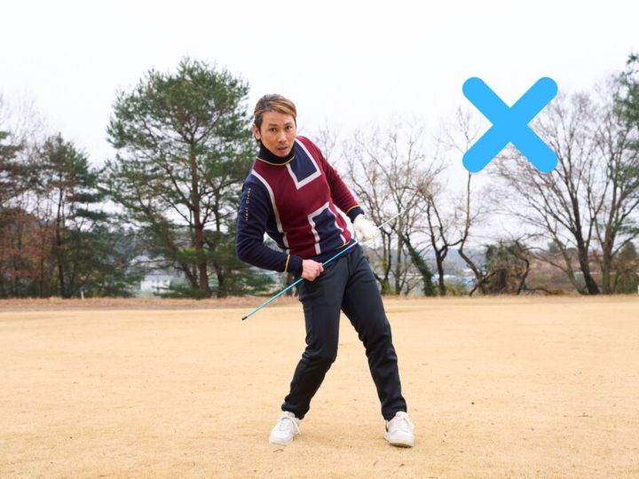 安定したアプローチのコツは？「右足をうしろに引いて…」プロが解説