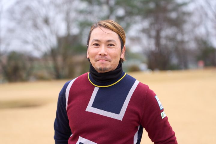 安定したアプローチのコツは？「右足をうしろに引いて…」プロが解説