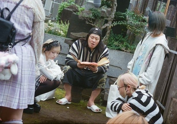 子どもたちの親代わりをするKAMIくん(一ノ瀬ワタル) (C)2026「炎上」製作委員会