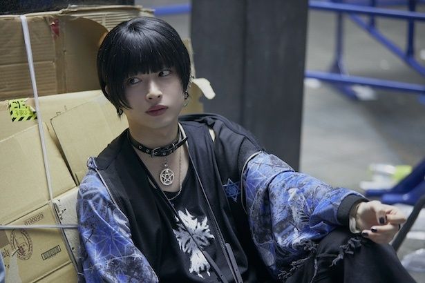 じゅじゅ(森七菜)をグループに招き入れるリス(曽田陵介) (C)2026「炎上」製作委員会