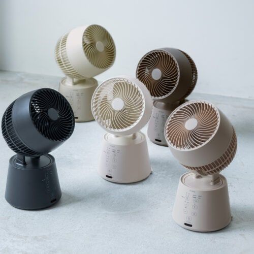 足で操作できる“ズボラの人”専用扇風機が話題！「つい足でボタンを……」という本音に応えた、シロカの神家電が暮らしを変える