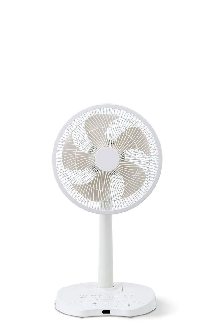 足で操作できる“ズボラの人”専用扇風機が話題！「つい足でボタンを……」という本音に応えた、シロカの神家電が暮らしを変える
