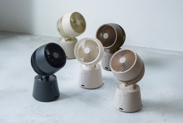 足で操作できる“ズボラの人”専用扇風機が話題！「つい足でボタンを……」という本音に応えた、シロカの神家電が暮らしを変える