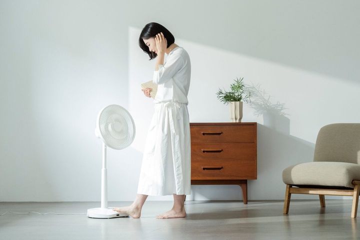 足で操作できる“ズボラの人”専用扇風機が話題！「つい足でボタンを……」という本音に応えた、シロカの神家電が暮らしを変える