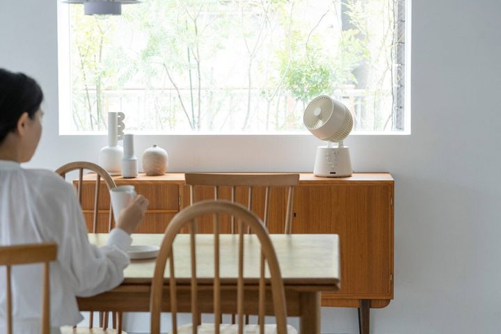 足で操作できる“ズボラの人”専用扇風機が話題！「つい足でボタンを……」という本音に応えた、シロカの神家電が暮らしを変える
