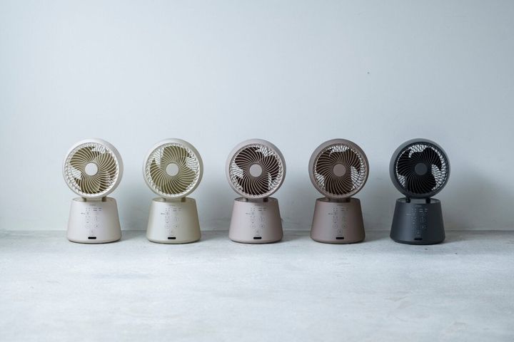足で操作できる“ズボラの人”専用扇風機が話題！「つい足でボタンを……」という本音に応えた、シロカの神家電が暮らしを変える