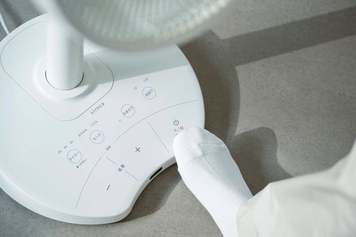 足で操作できる“ズボラの人”専用扇風機が話題！「つい足でボタンを……」という本音に応えた、シロカの神家電が暮らしを変える