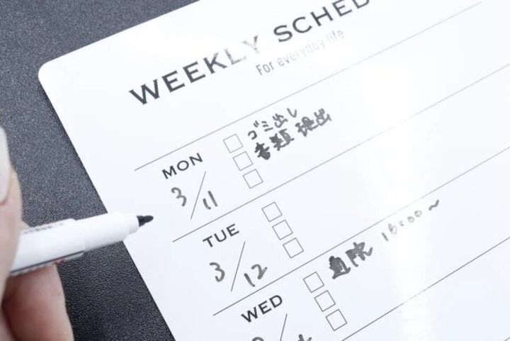 ダイソーの週間予定を書き込めるマグネットホワイトボード
