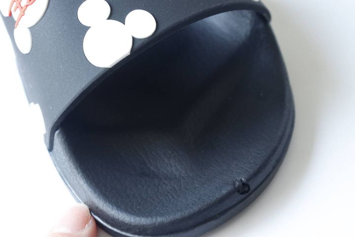 ダイソー サンダル（ミッキーアイコン） デザイン くぼみ
