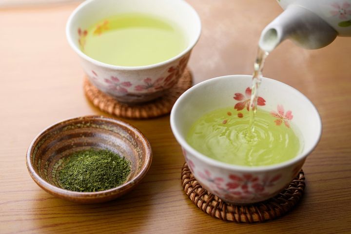 緑茶は食事中に飲んじゃダメ？