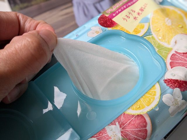 Saborinoの目ざまシートをパッケージから1枚取り出しているようす