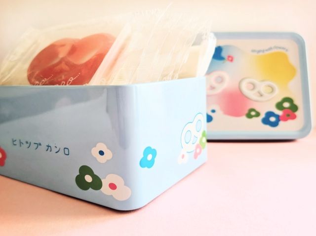 東京都渋⾕区・「ヒトツブカンロ原宿店」原宿店先行・春夏期間限定「グミッツェル缶6個セット ハナ」缶の側面