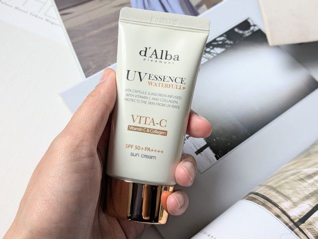 d'AlbaのUVエッセンスウォータフルVITA-Cサンクリームを手に持ったようす