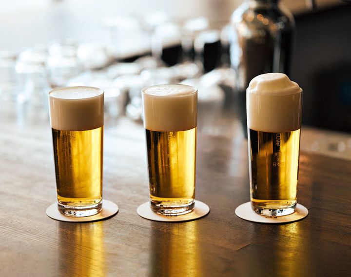 生ビールは左から、最も炭酸が感じられる「シャープ注ぎ」、液体と泡を一緒に注ぐ「一度注ぎ」、もこもこの泡をたっぷりのせたまろやかな「二度注ぎ」の3種類。各￥700