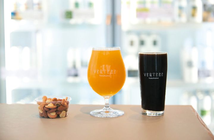 右から、奥多摩のコーヒー店が焙煎した豆を使った〈コフィア〉レギュラー（ 330 ㎖ ）￥1,100、シトラスの風味豊かなIPA〈カシミロア〉ラージ（475㎖）￥1,500、ミックスナッツ￥300