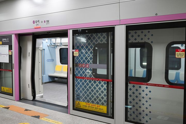 観光客にも身近な地下鉄。混雑時はスリの格好の標的になります