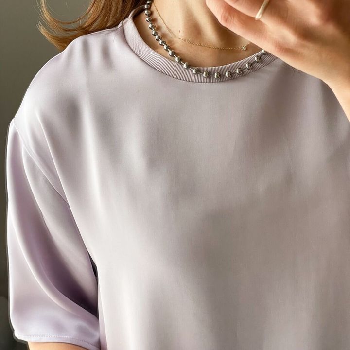 ユニクロ サテンオーバーサイズショートブラウス Tシャツ素材の襟ぐりアップ