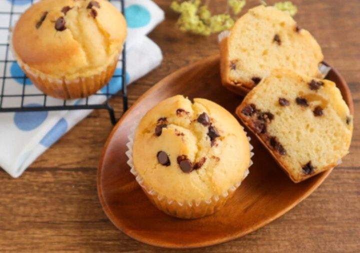 木皿に乗ったしっとりふわふわの米粉チョコチップマフィンとカット断面