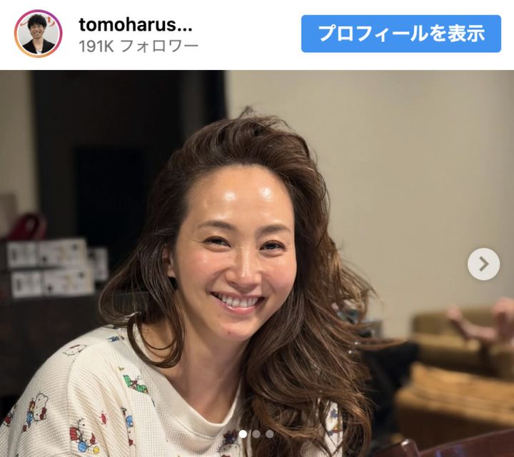 部屋着姿で笑顔を見せる藤本美貴 ※「庄司智春」Instagram width=