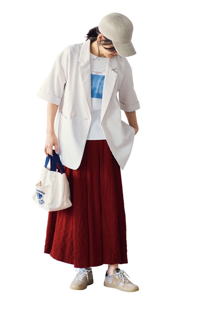 ジャケット¥6,930／クロス ファンクション（クロスプラス）、Tシャツ¥14,300／ティッカ、スカート¥15,400／コンジェ ペイエ アデュー トリステス 、バッグ¥9,350／ハリウッド ランチ マーケット、キャップ¥13,200／テール（プレインピープル青山）、スニーカー¥28,600／レキップ