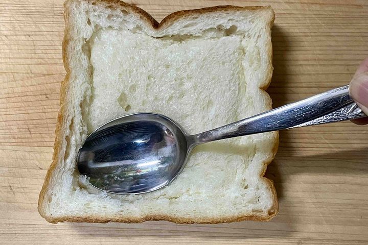 食パンはスプーンの背を押し当て、写真のようにヘコませます