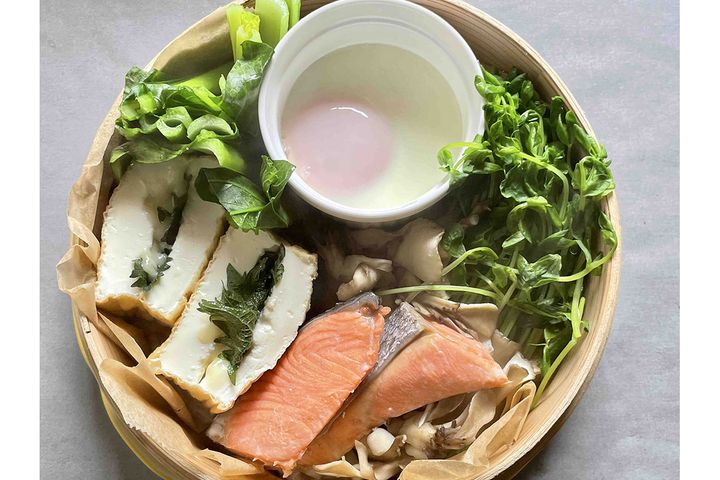 厚揚げと鮭が蒸すことでふっくら仕上がります。ゴマだれを添えると、さらにカルシウム190mgアップとなり、1食で成人女性1日の必要量の9割を充足できます！