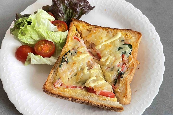 カニかま、卵、牛乳の相乗効果でクリーミィーなキッシュ風の味わい。リーフレタス1/2枚、ミニトマト2個を添えるとカルシウム14mg、ビタミンK33mg、ビタミンC11mgアップになります。