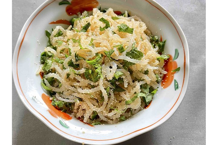 意外にカルシウムが多い「しらたき」。タラコの塩味と大葉の香りで食べやすい副菜に（写真は2人分）。