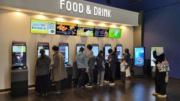 【神奈川県川崎市】イオンシネマ新百合ヶ丘ロビーに、専用メガネ不要の「裸眼3Dディスプレイ」導入！