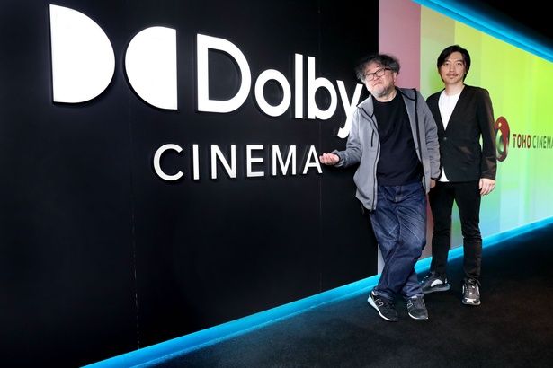 【写真を見る】樋口真嗣監督＆岩崎太整、TOHOシネマズ 大井町にてドルビーシネマの入り口でポーズ！ 撮影/杉 映貴子