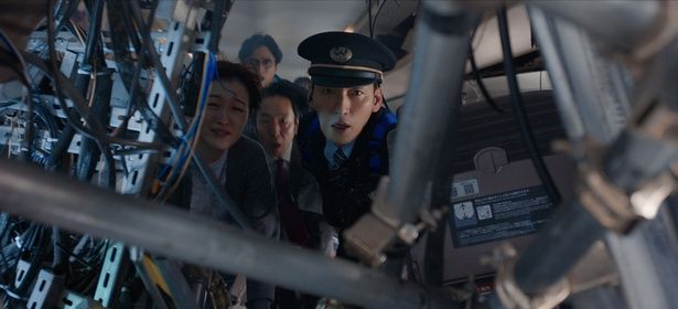 新幹線の中に爆発物が!?緊張感あふれる車内…！ Netflix映画『新幹線大爆破』独占配信中