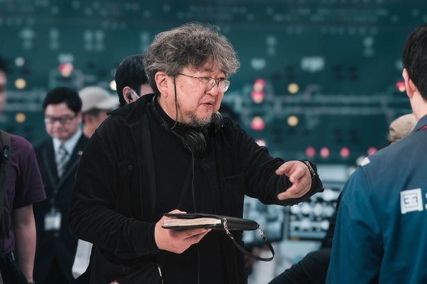 『新幹線大爆破』を撮影中の樋口真嗣監督 Netflix映画『新幹線大爆破』独占配信中
