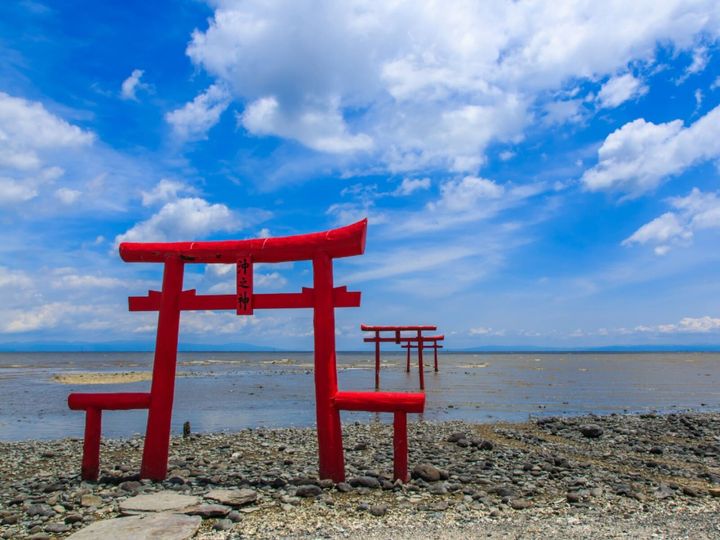 佐賀県太良町の「たら竹崎温泉」は、有明海の絶景と名物「竹崎カニ」を楽しめる温泉郷です。国内有数の干満差を誇る「月の引力が見える町」に位置し、ナトリウム炭酸水素塩泉の湯は肌がしっとりすると評判。美食と神秘的な海景を堪能できるスポットです。