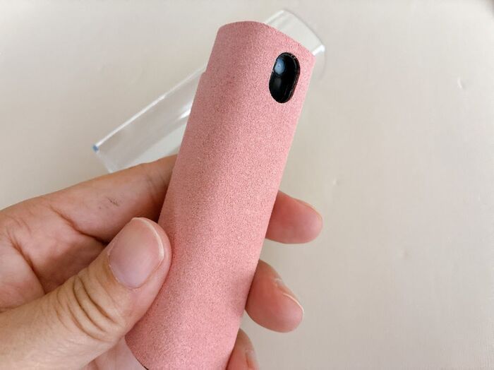 【ダイソー】リップ風なのに有能すぎ♡「シュッ→ゴシッ」でたった3秒スマホをリセット！